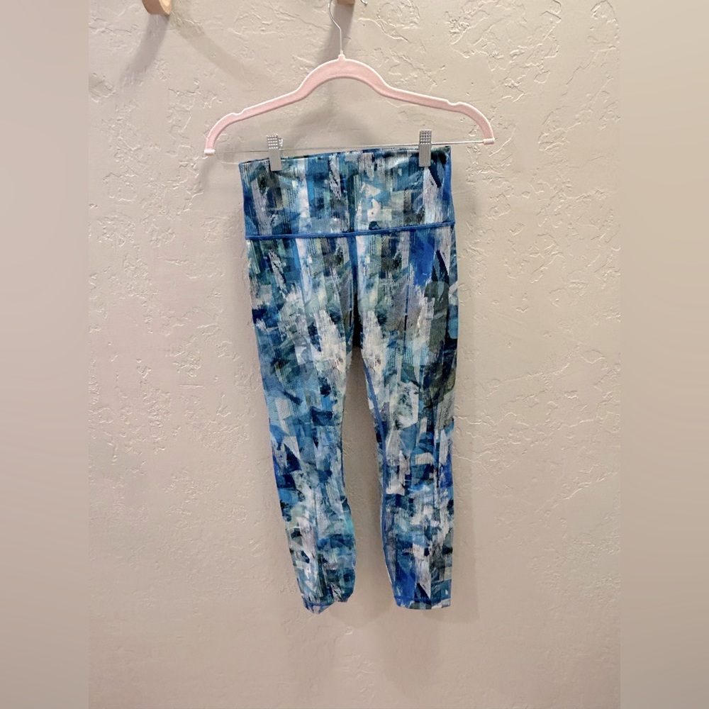 Lululemon blue pattern crop leggings